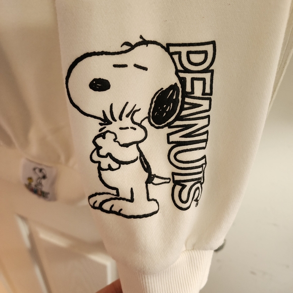 Snoopy Graphic Sweatshirt in White and Pink. NWOT Excellent Condition. - Picture 6 of 8
